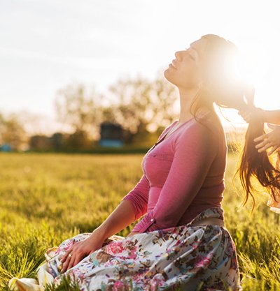 Niña peinando a su madre